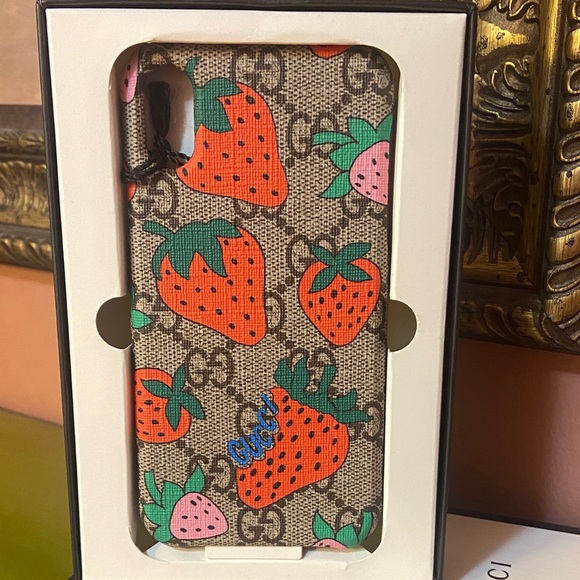 Gucci NWT Strawberry Phone Case PLUS Black and Cream Gift Box iPhone X/XS - Picture 1 of 5